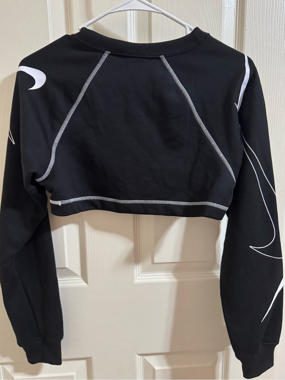 Nike Black Long-Sleeve Crop Top with White Contrast Stitching - Picture 4 of 4